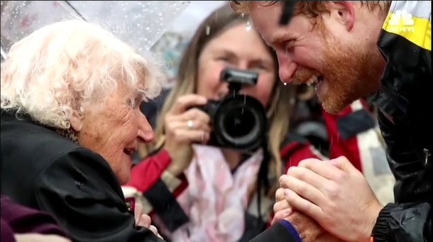 Elderly Woman Doesn't Think Prince Harry Will Recognize Her - His Face When He Notices Her Says It All - picture 3