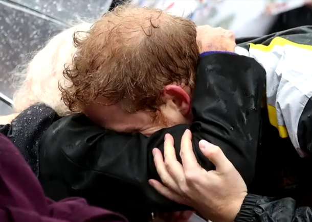 Elderly Woman Doesn't Think Prince Harry Will Recognize Her - His Face When He Notices Her Says It All - picture 4
