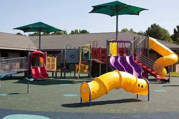 Elementary school teachers hold down intruder for 10 minutes until cops arrive - picture 2
