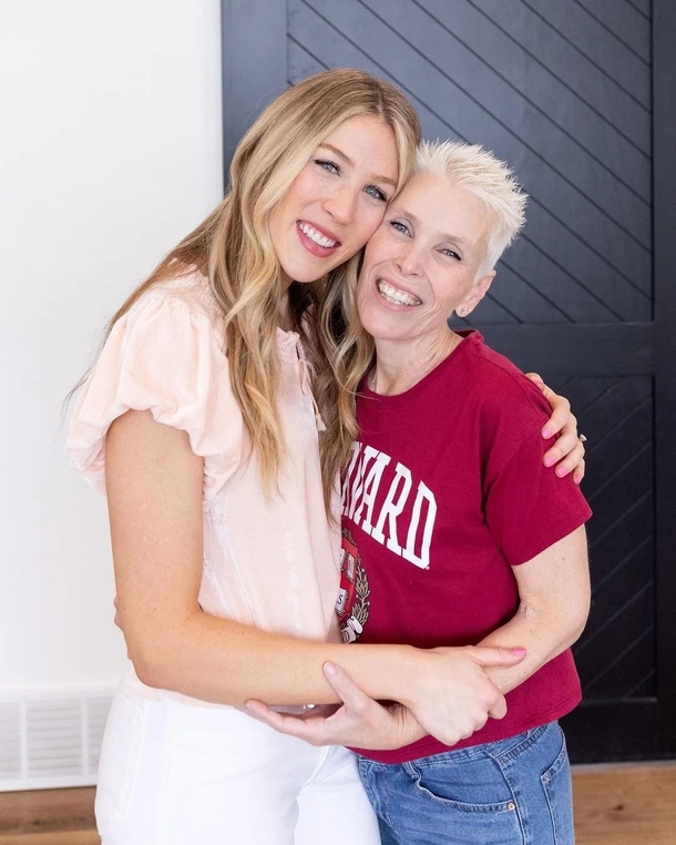 Emotional reunion captured in viral TikTok video as woman find birth mom after 34 years - picture 5