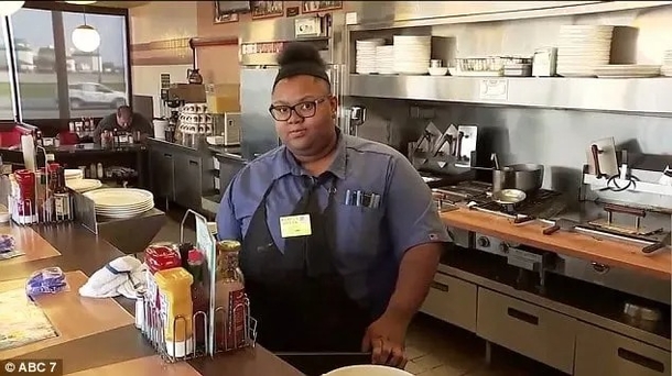 Employee had no clue her act of kindness towards elderly man was being captured by customer - picture 2