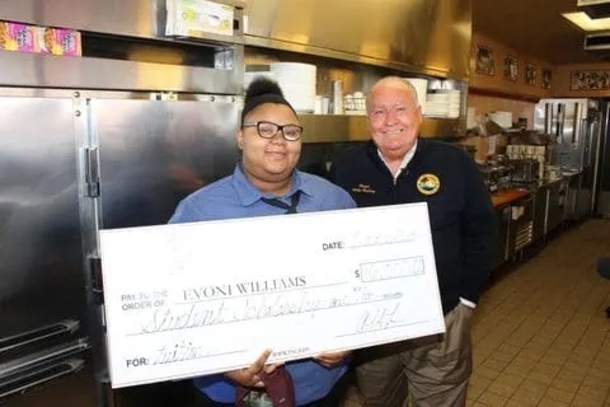 Employee had no clue her act of kindness towards elderly man was being captured by customer - picture 4