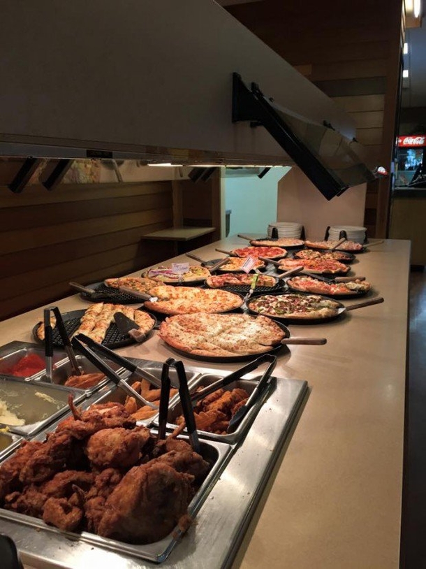 Entire Town Gets Unexpected Christmas Gift & They Found It At A Pizza Shop - picture 3