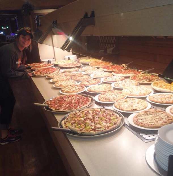 Entire Town Gets Unexpected Christmas Gift & They Found It At A Pizza Shop - picture 4