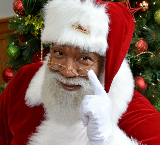 Everyone Is Falling In Love With The Mall Of America's First Black Santa. - picture 3