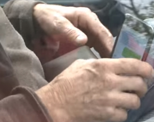 Everyone Overlooked Panhandler’s Sign, Discovered His Ultimate Plan Quickly - picture 4