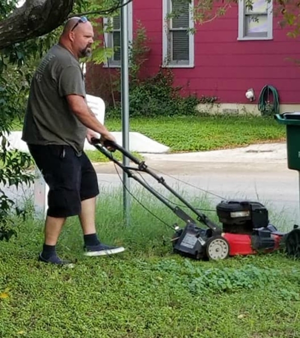 Ex-Husband Still Mows His Ex-Wife’s Lawn, Even 28 Years After Their Divorce. The Reason Why Went Viral - picture 2