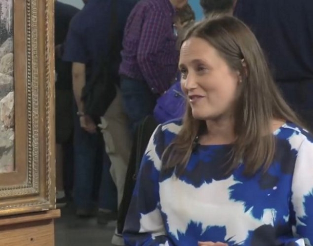 Expert Told Her Grandma’s Painting Was Only $250. She Breaks Down When The Truth Is Revealed - picture 4