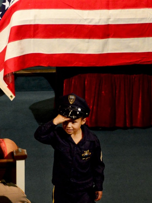 Fallen Officer’s Son Makes Statement At Funeral, Stuns Everyone Wearing BOLD Outfit - picture 3