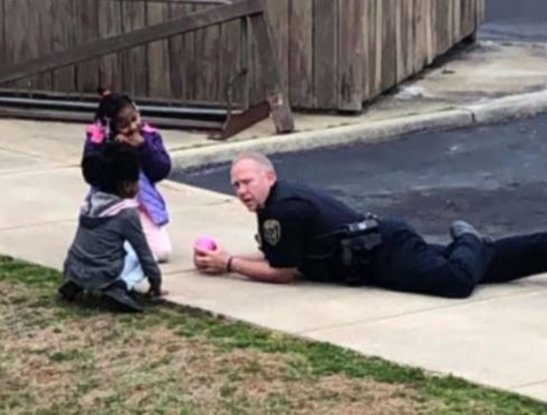 Family Calls Police Due To A Gas Leak. Seconds Later, Mom Spots Cop Lying On The Ground - picture 3
