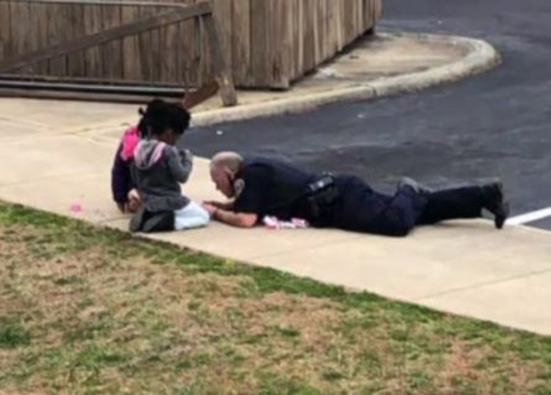 Family Calls Police Due To A Gas Leak. Seconds Later, Mom Spots Cop Lying On The Ground - picture 4
