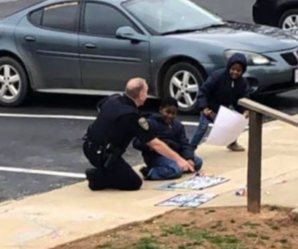 Family Calls Police Due To A Gas Leak. Seconds Later, Mom Spots Cop Lying On The Ground - picture 5