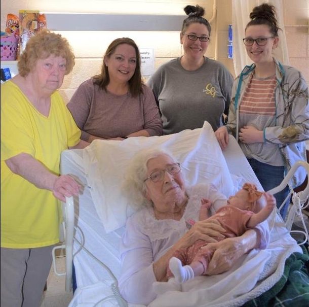 Family captures incredible moment: 6 generations in one photo - picture 2