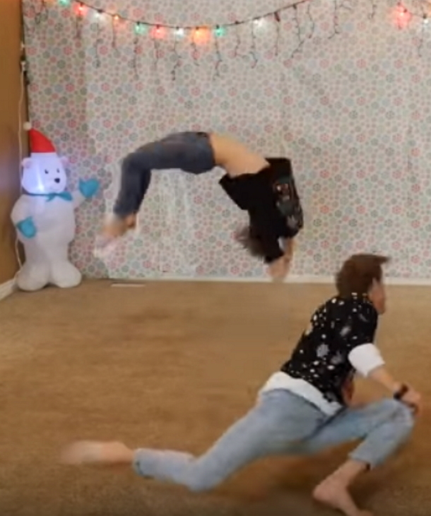 Family Of 8 Form Single Line, Their Christmas Dance Routine Is Breaking The Internet - picture 3