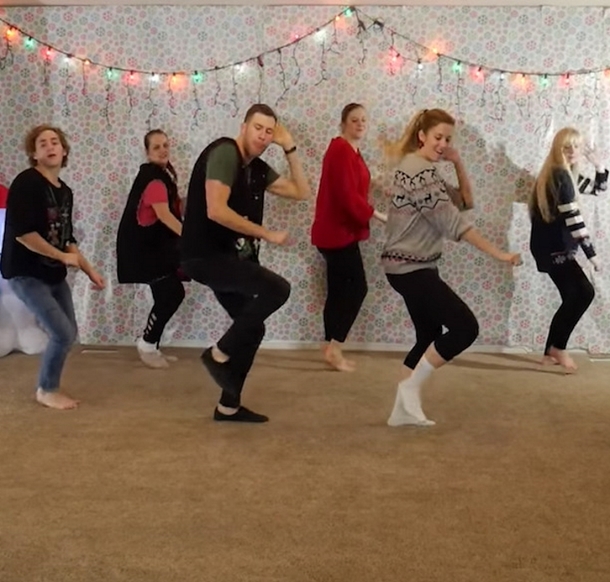 Family Of 8 Form Single Line, Their Christmas Dance Routine Is Breaking The Internet - picture 4