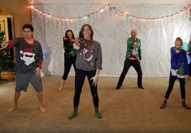 Family Of 8 Form Single Line, Their Christmas Dance Routine Is Breaking The Internet - picture 5