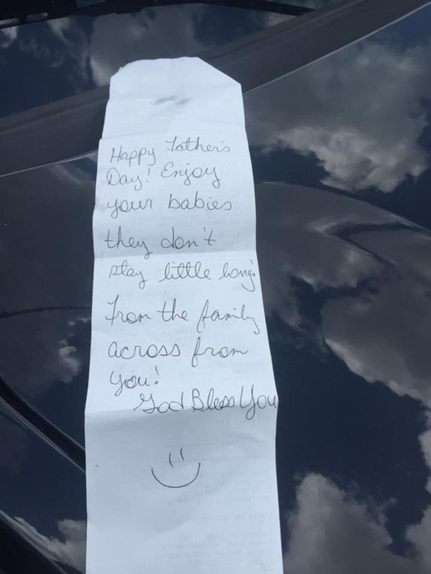 Family of four gets restaurant check with handwritten note that brings them to tears - picture 3