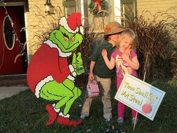 Family’s Christmas Decorations Stolen From Lawn, Then THIS Happens - picture 2