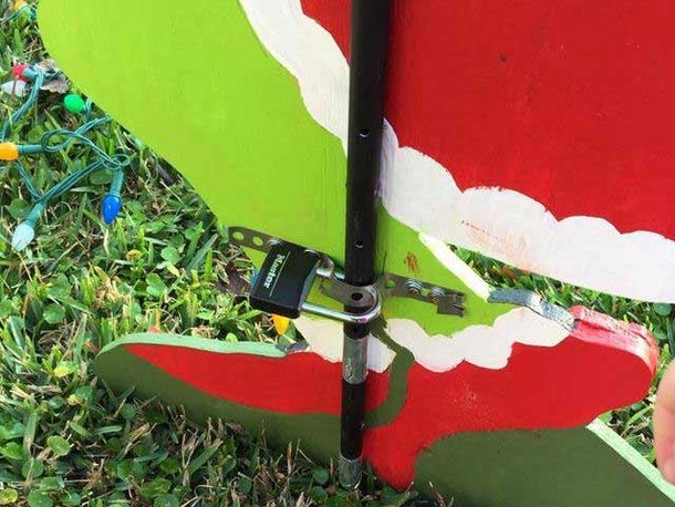 Family’s Christmas Decorations Stolen From Lawn, Then THIS Happens - picture 3