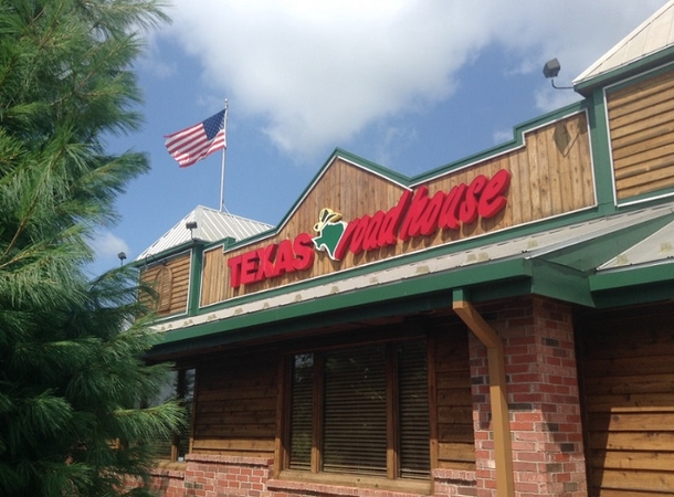 Family's Denied Empty Booth At Restaurant, Then They See What's On The Table - picture 2