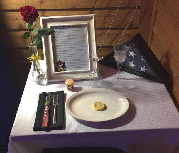 Family's Denied Empty Booth At Restaurant, Then They See What's On The Table - picture 4