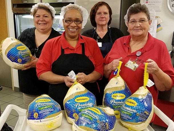 Famous Actor Jon Voight bought turkeys for a stranger so that 70 children living in shelter could enjoy Thanksgiving - picture 2