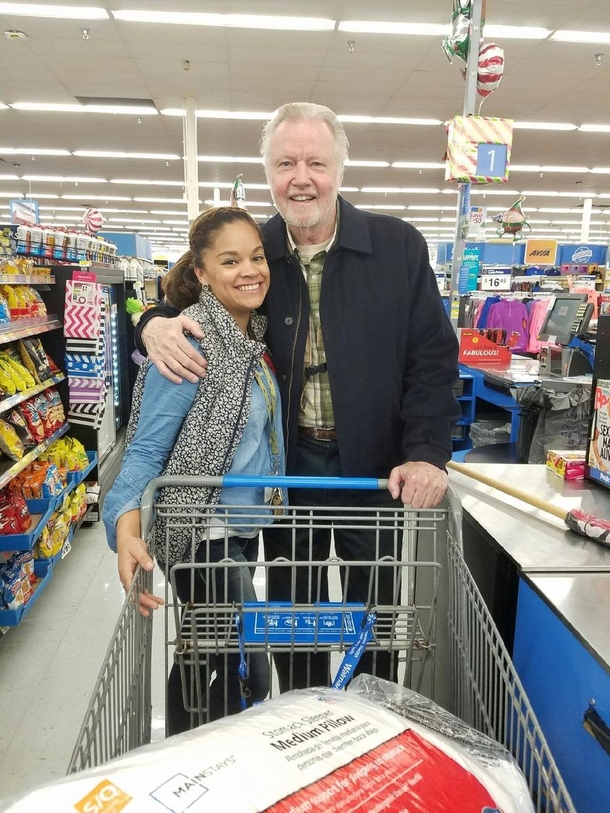 Famous Actor Jon Voight bought turkeys for a stranger so that 70 children living in shelter could enjoy Thanksgiving - picture 3