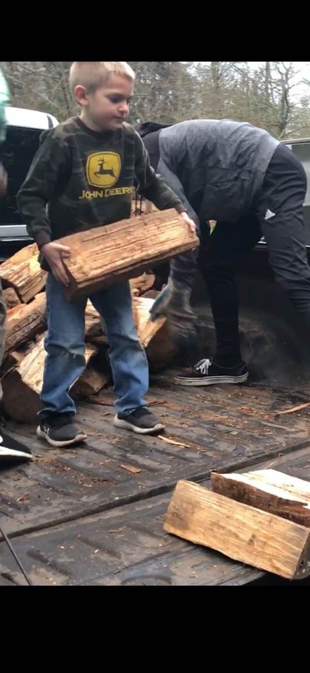 Father and his twin sons cut enough firewood to fill 80 trucks – donate it to those who are in need - picture 3