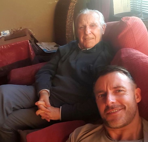 Father Doesn't Recognize Family Anymore, Son's Idea Changes Everything - picture 3