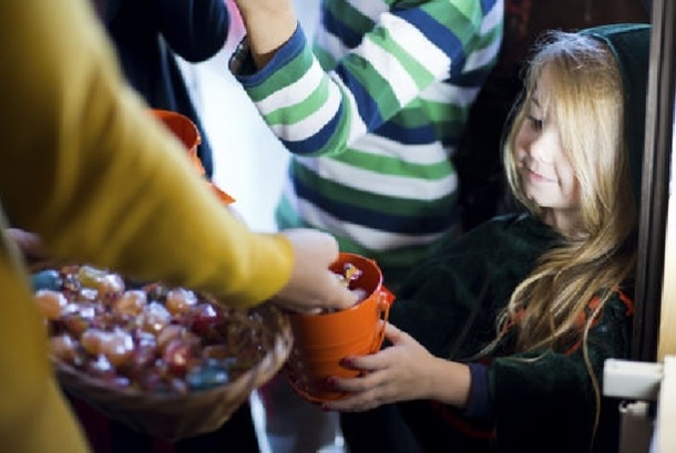 Father Makes Disturbing Discovery After Searching Through Daughter’s Halloween Candy - picture 2
