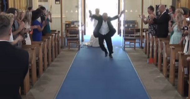 Father of the Bride walks down the aisle before her, makes a scene that nobody will ever forget - picture 2