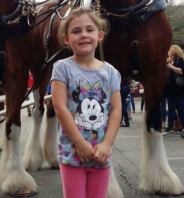 Father Snaps A Picture Of His Daughter But When He Zoomed In He Couldn't Believe What He Saw - picture 2