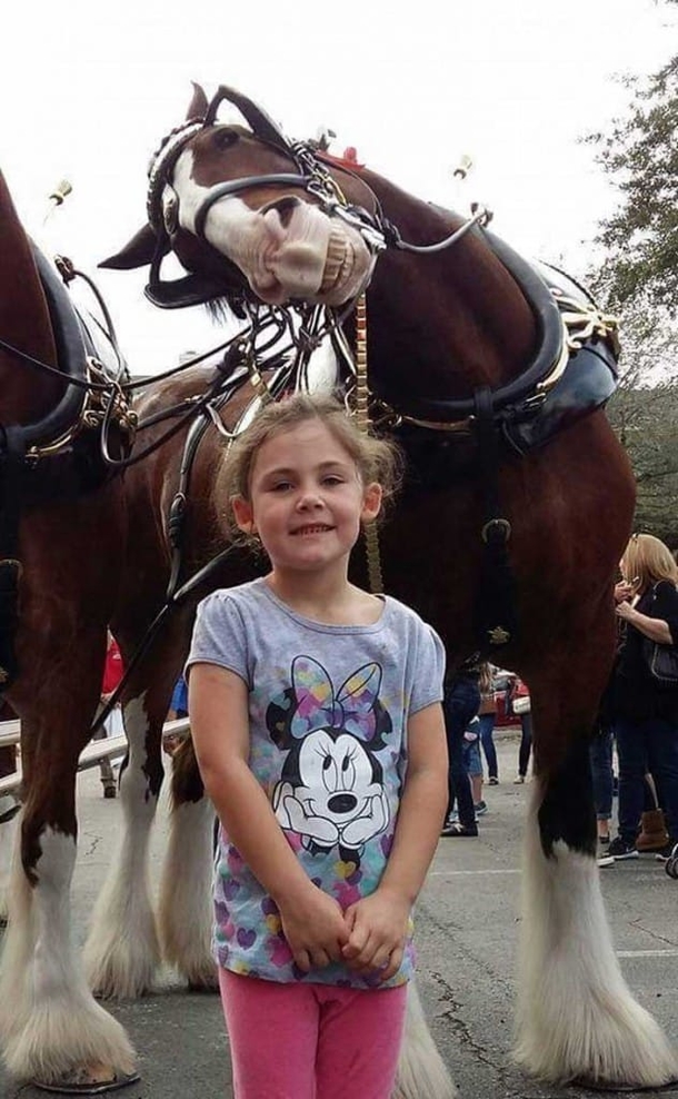 Father Took His Daughter's Picture But When He Zoomed In He Could Not Believe What He Saw - picture 2