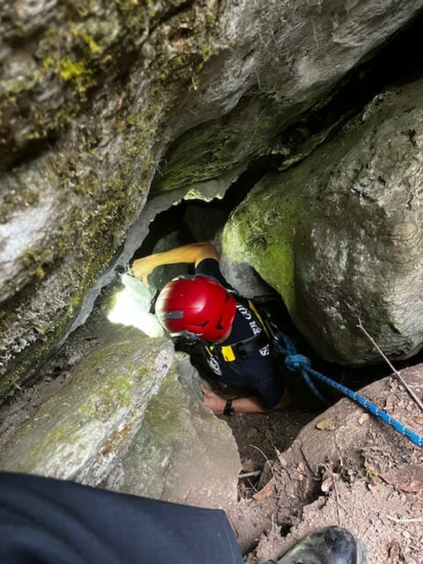 Fearless Rescuers go down a narrow 40-foot bear cave to save trapped dog - picture 3