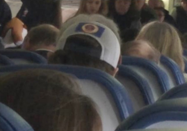 Female Soldier Boards Plane, Then Man Stops Her And Asks ‘What Does Your Ticket Say?’ - picture 5