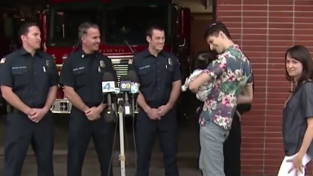 Firefighter opens door for desperate mom who hands him her newborn baby - picture 3