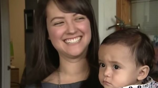 Firefighter opens door for desperate mom who hands him her newborn baby - picture 4