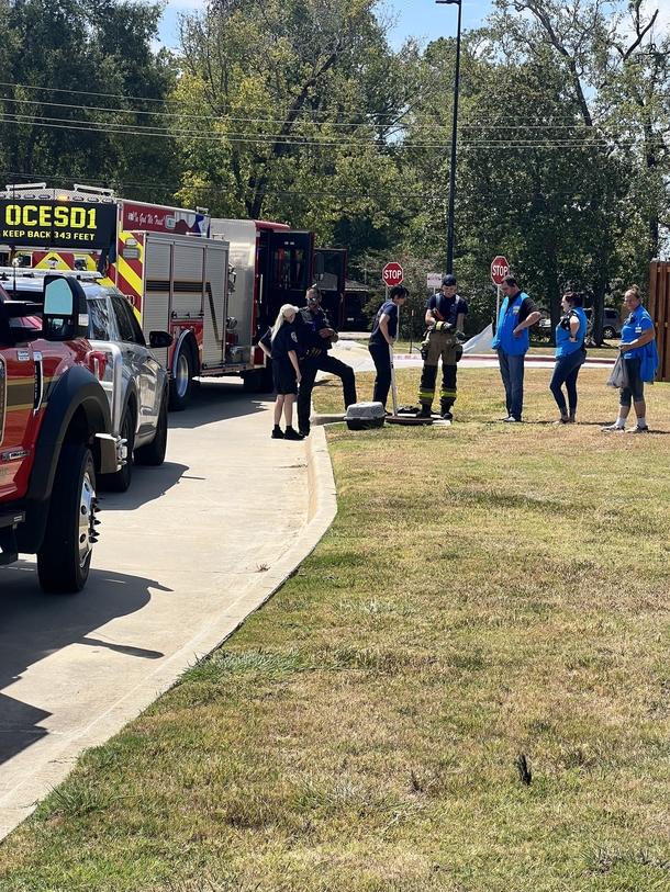 Firefighters bravely crawls 30 feet through storm drain to save trapped kitten — what a blessing - picture 2