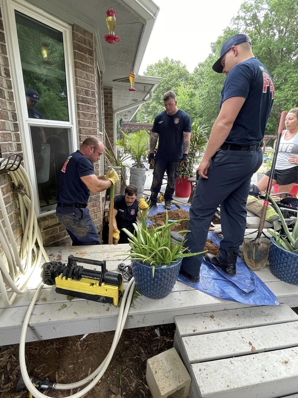 Firefighters save adorable one-week-old puppy who was stuck under porch deck — thank you - picture 2