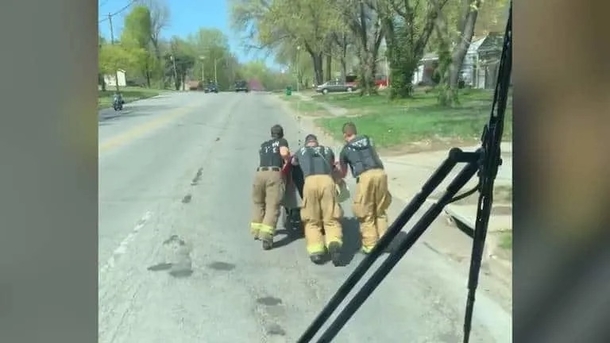 Firemen assist disabled vet home after his wheelchair stops working - picture 3