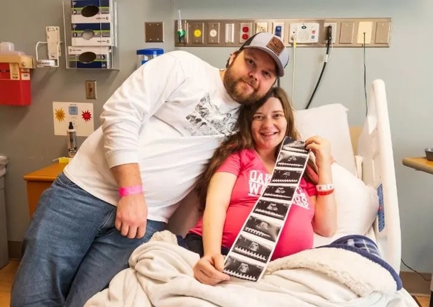 First Family Photos of Quintuplets: Parents Share Joy of Their Miraculous Blessings in Adorable Outfits - picture 3
