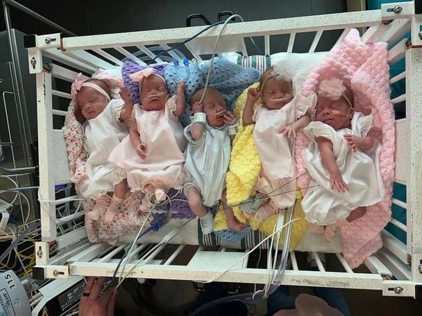 First Family Photos of Quintuplets: Parents Share Joy of Their Miraculous Blessings in Adorable Outfits - picture 7