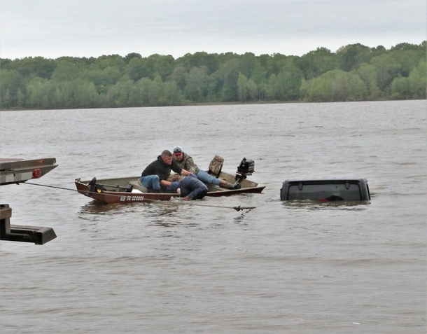 Fisherman Found A Submerged Jeep In Lake And Got The Shock Of His Life... A Woman Was Inside, Still Alive! - picture 2