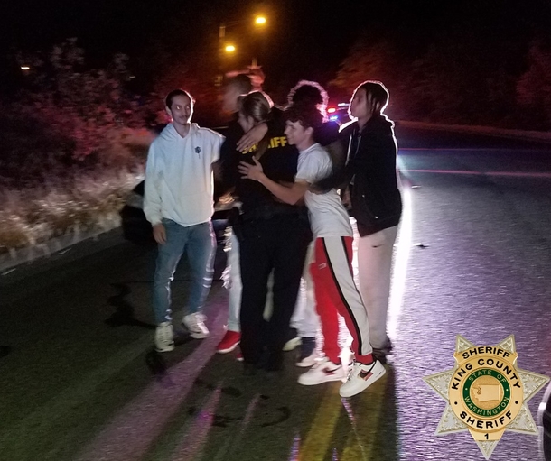 Five teen boys are given medals of heroism after saving deputy from attack - picture 3