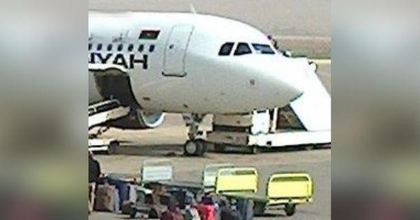 Flight Attendant Is Forced To Deliver Terrible News, But What The Pilot Does Next Makes Him A Hero - picture 2