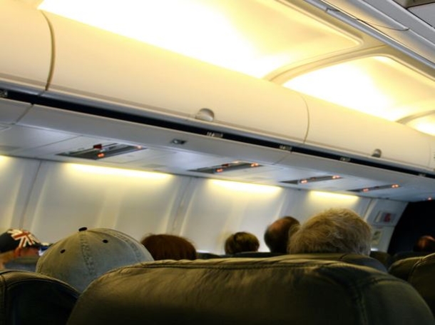 Flight Delayed For 45 Mins So Passenger Snaps Photo Of What Crew Is Doing Inside The Plane - picture 3