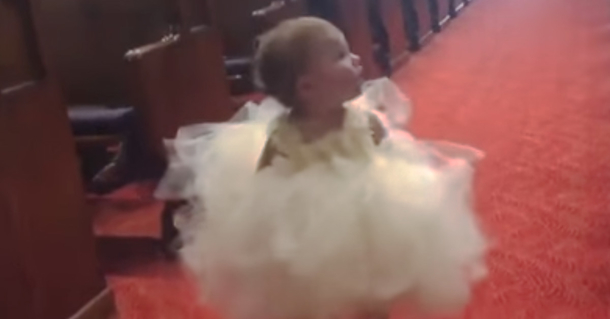 Flower girl WOWs the audience after looking around church for a familiar face and spotting groom - picture 2
