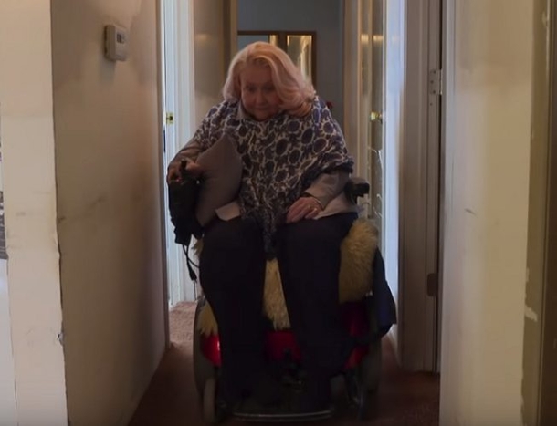 For 10 Years, They Walked In Her Home Each Night And The Neighbors Applaud Them - picture 3