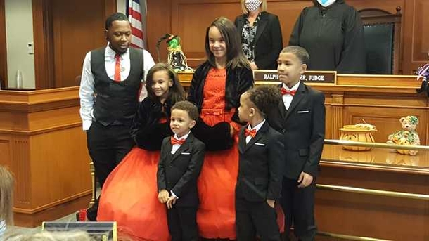 Foster father adopts five small siblings so they can stay together: “I’m your dad forever” - picture 2