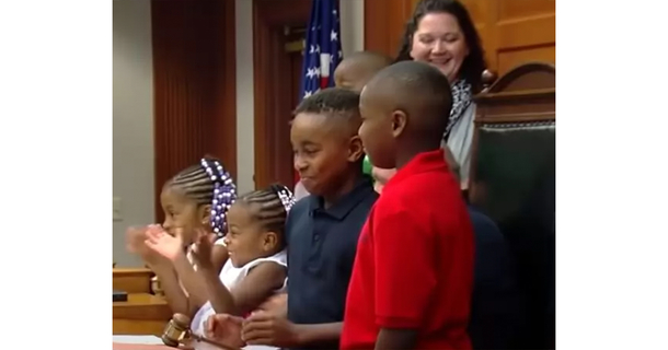 Foster parents won't split up 5 young siblings, asks for adoption papers instead - picture 2